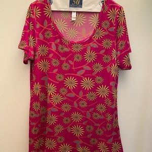 🍁LuLaRoe NWOT Daisy Classic T (L)